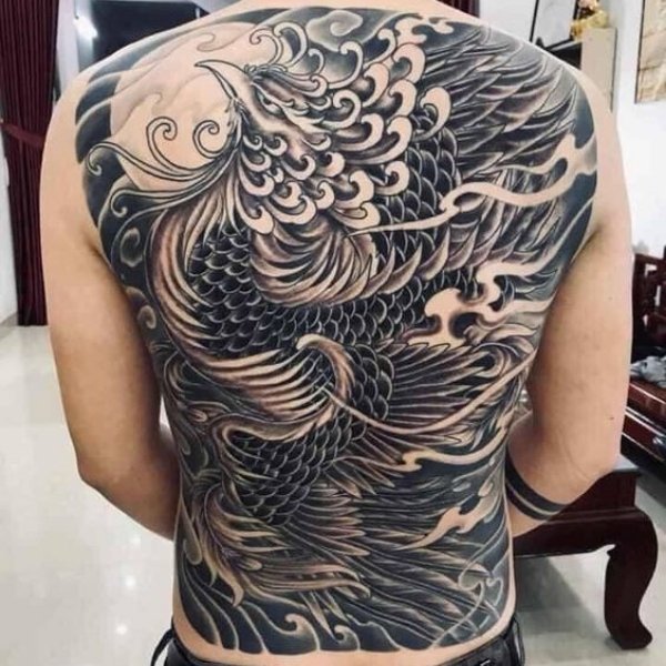 Tattoo phượng hoàng kín lưng không màu cúc nhật