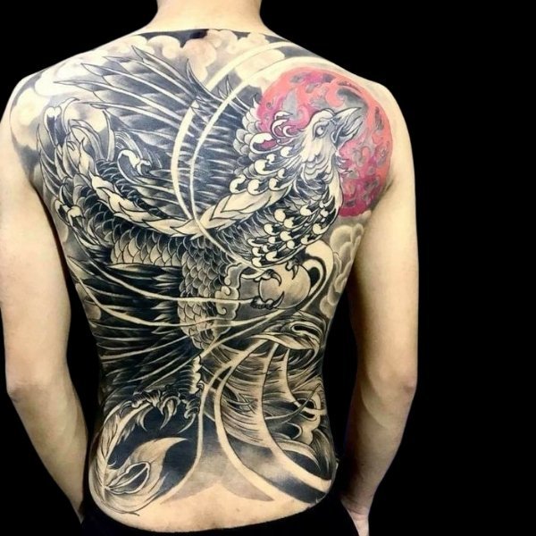 Tattoo phượng hoàng kín lưng trước vầng trăng