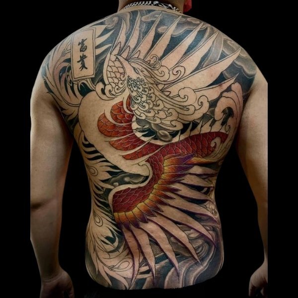 Tattoo phượng hoàng nửa có màu nửa không có màu kín lưng