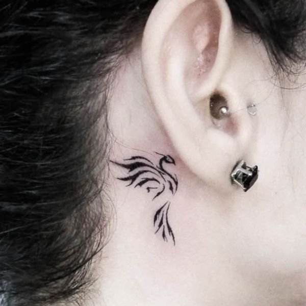 Tattoo phượng hoàng ở dáy tai