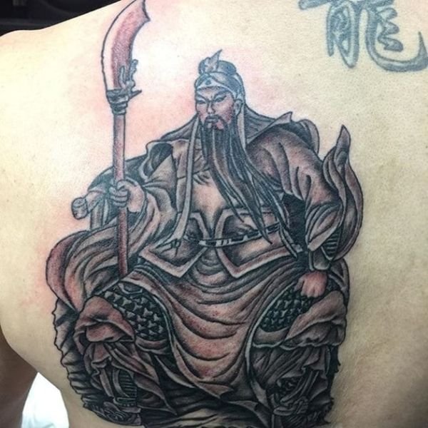 Tattoo quan công ngồi cầm đao