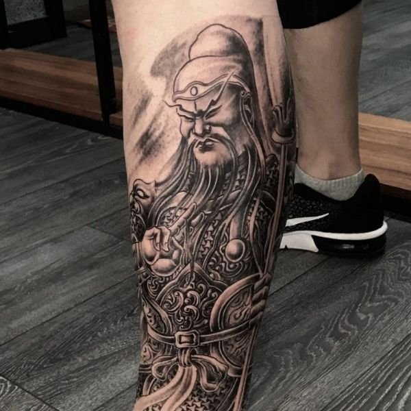 Tattoo quan công ở bắp chân