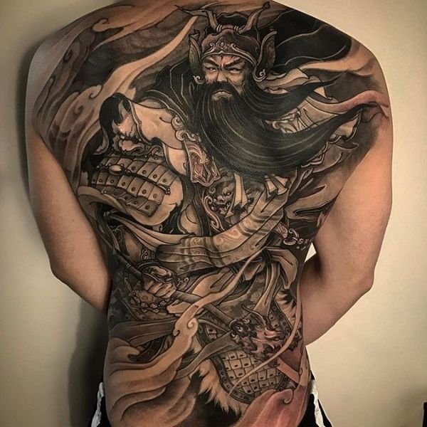 Tattoo quan công sau lưng cầm đao