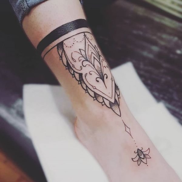 Tattoo quyến rũ cho nữ ở cổ bàn chân đẹp