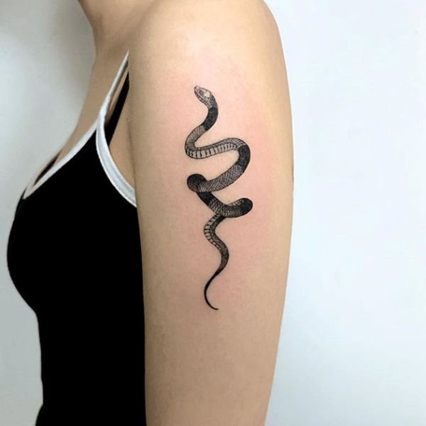 Tattoo rắn mini ở tay