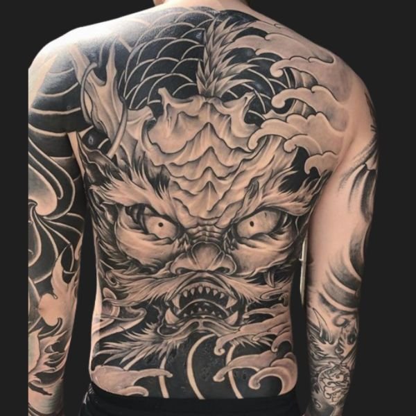 Tattoo rồng đen trắng kín lưng