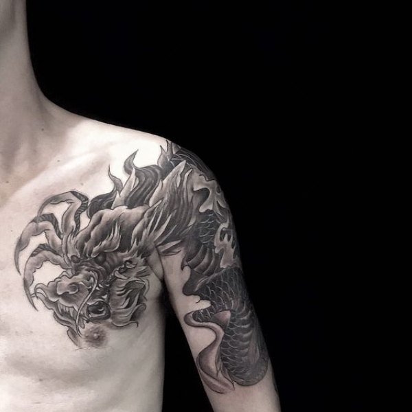 Tattoo rồng dữ vắt vai