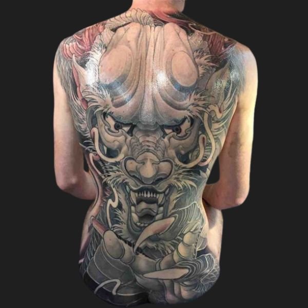 Tattoo rồng già kín lưng