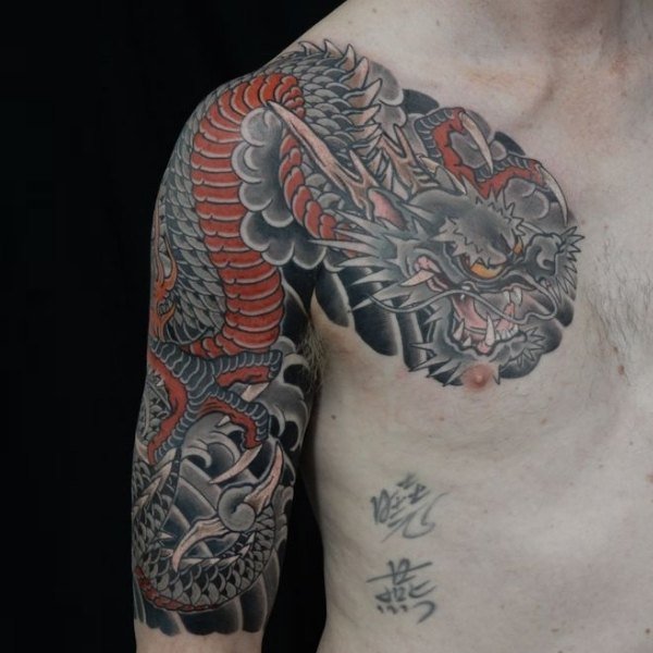 Tattoo rồng giận dữ vắt vai