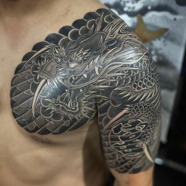 Tattoo rồng không màu vắt vai