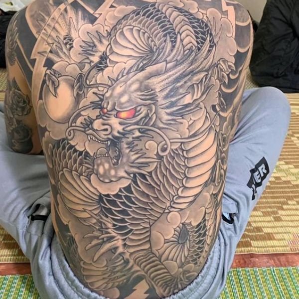 Tattoo rồng kín lưng cuốn mây