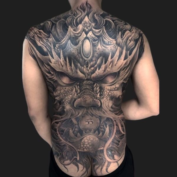 Tattoo rồng ngậm tiền kín lưng