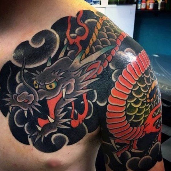 Tattoo rồng nhật đen vắt vai