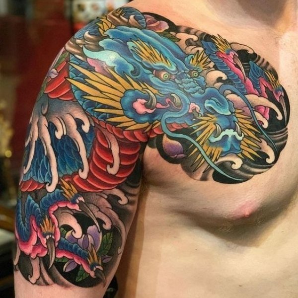 Tattoo rồng nước cổ vắt vai