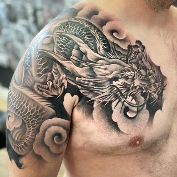 Tattoo rồng quấn mây vắt vai