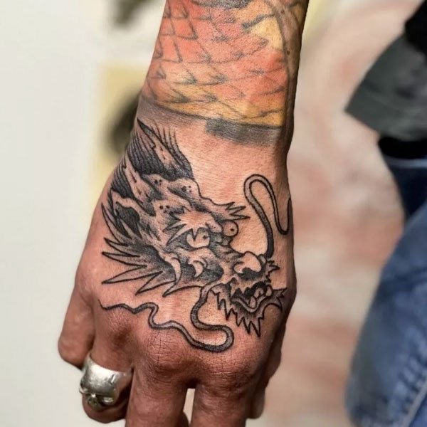 Tattoo rồng quấn tay độc