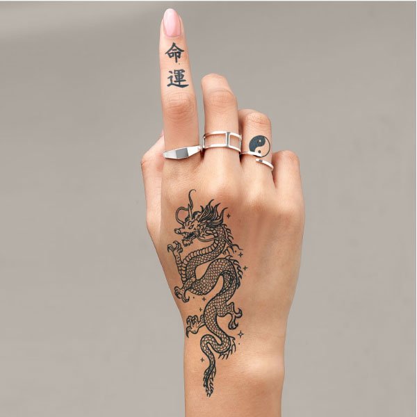 Tattoo rồng quấn tay nhỏ