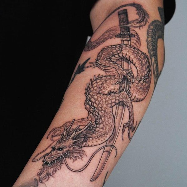 Tattoo rồng quấn tay siêu độc