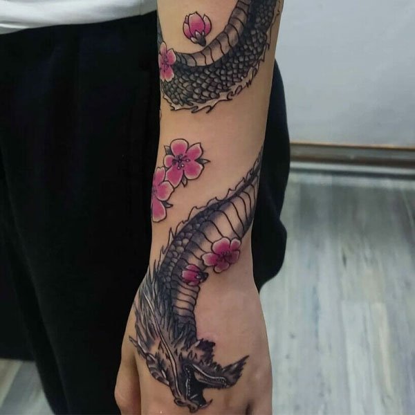 Tattoo rồng quấn tay và hoa đẹp