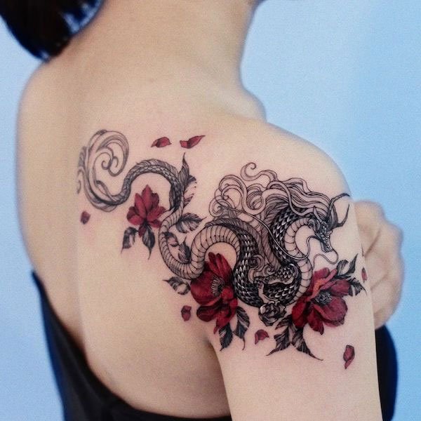 Tattoo rồng quấn tay với hoa