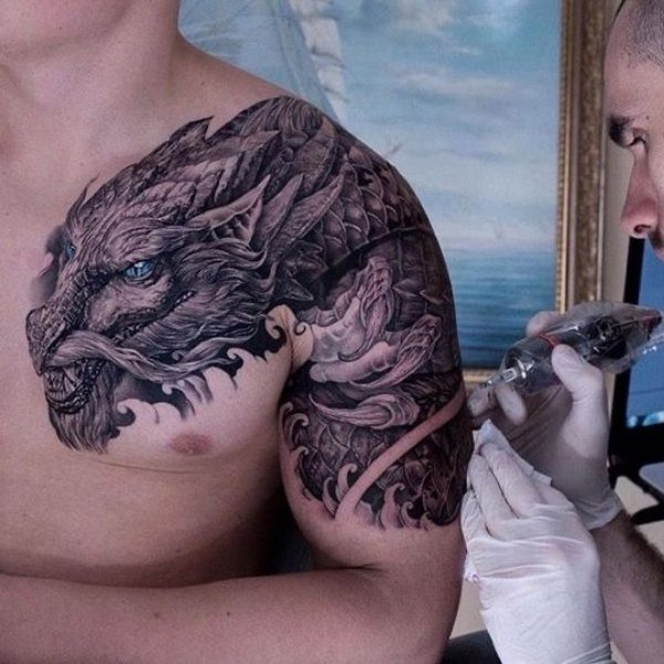 Tattoo rồng thần thoại châu âu vắt vai