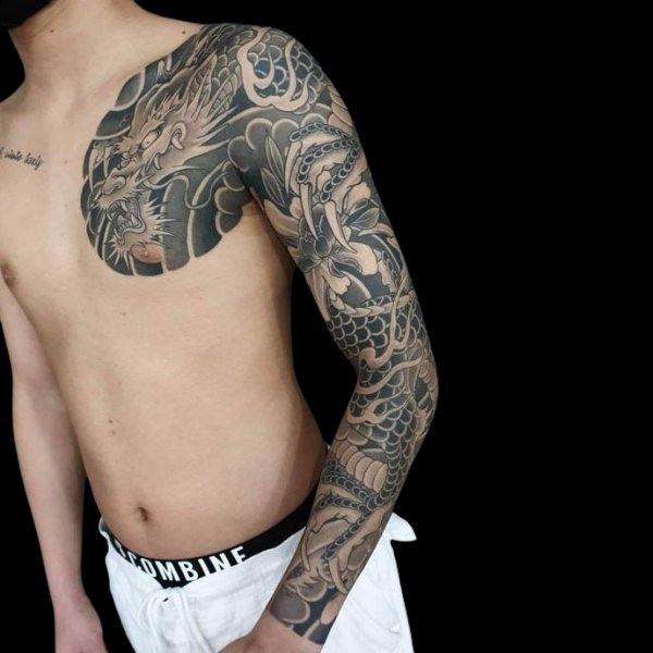 Tattoo rồng và hoa vắt vai