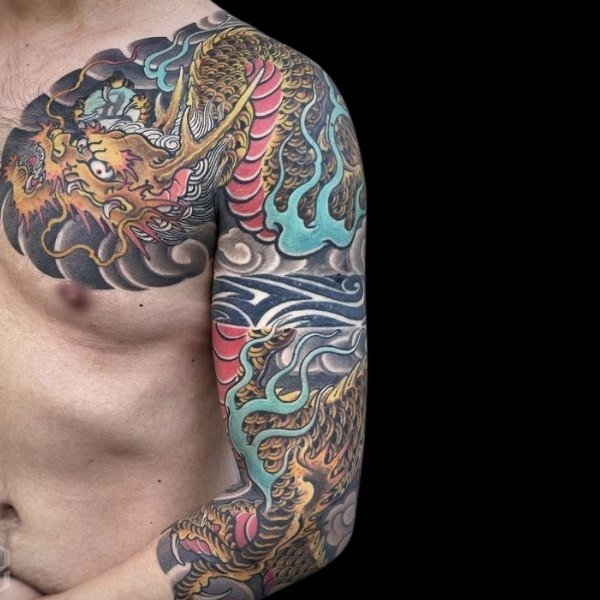 Tattoo rồng vàng vắt vai