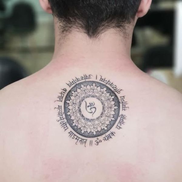 Tattoo sau gáy ký tự cổ