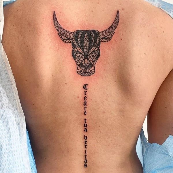 Tattoo sau lưng hình đầu trâu