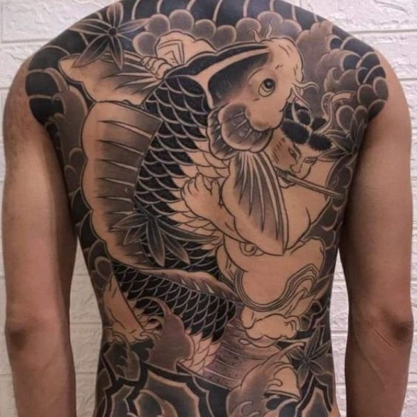 Tattoo thư sinh vật cá chép kín lưng