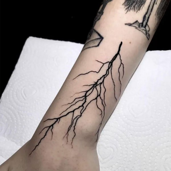 Tattoo tia chớp ở tay chất