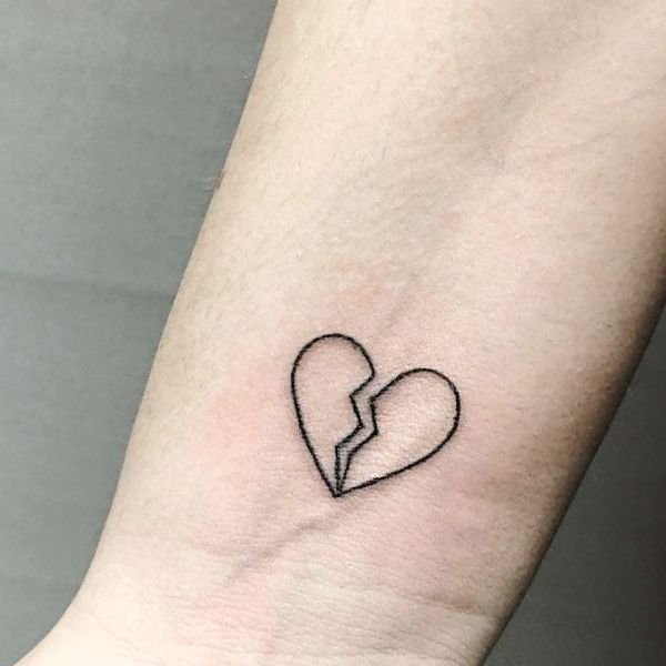 Tattoo trái tim mini ở cổ tay