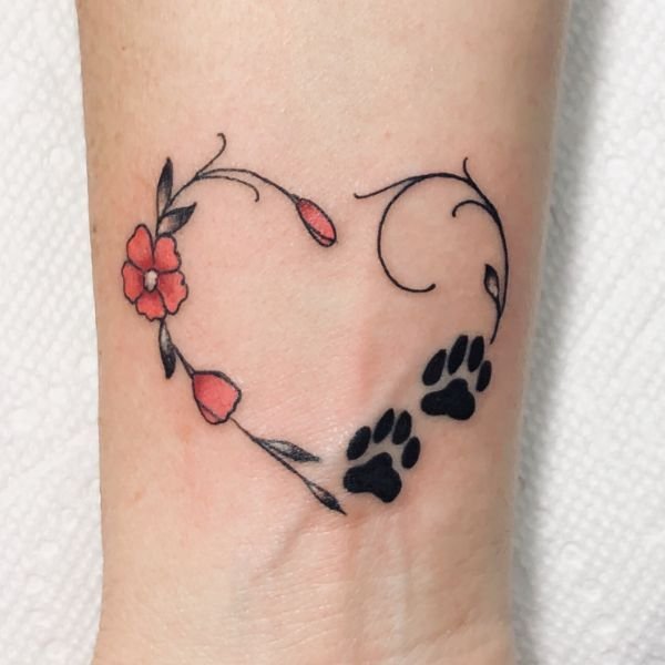 Tattoo trái tim ở cổ chân