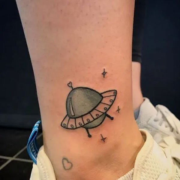 Tattoo ufo tại cổ chân