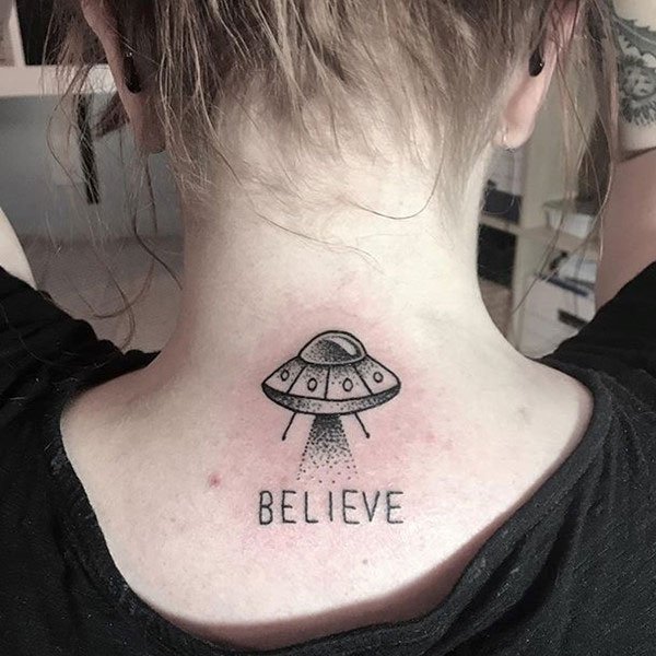 Tattoo ufo ở vị trí cổ