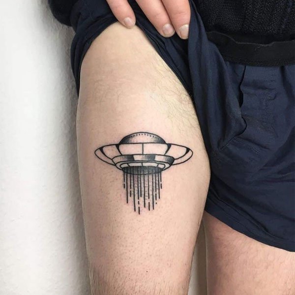 Tattoo ufo siêu đẹp tại đùi