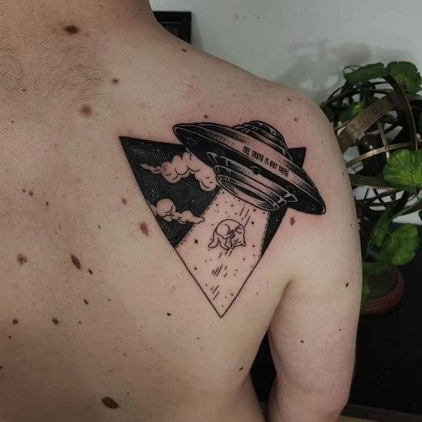 Tattoo ufo ở vị trí lưng