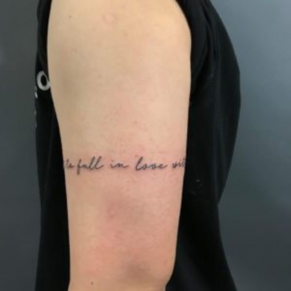 Tattoo vòng tay chu fall in love