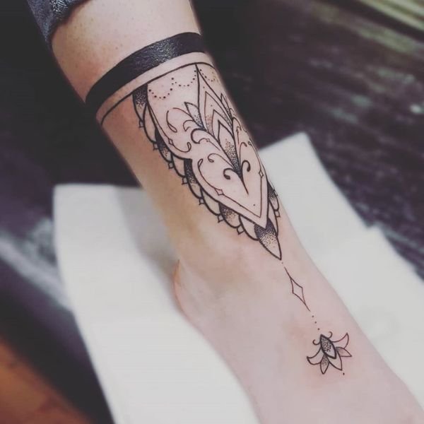 Tattoo vòng chân hoa văn ấn độ