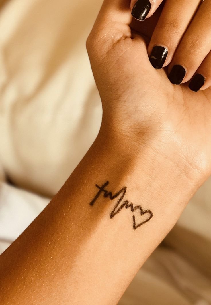 ấn tượng với mẫu tattoo nhịp tim ở cổ tay