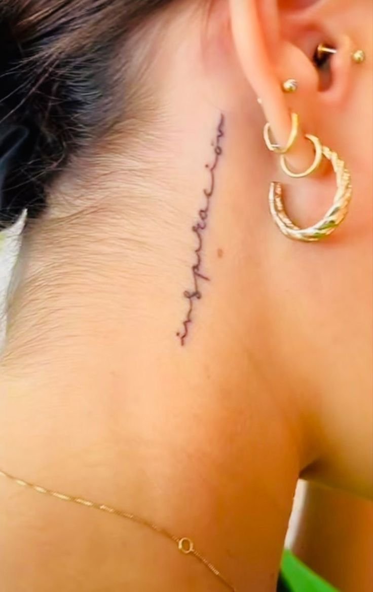 bộc lộ khí chất quý phái với mẫu tatoo chữ sau tai