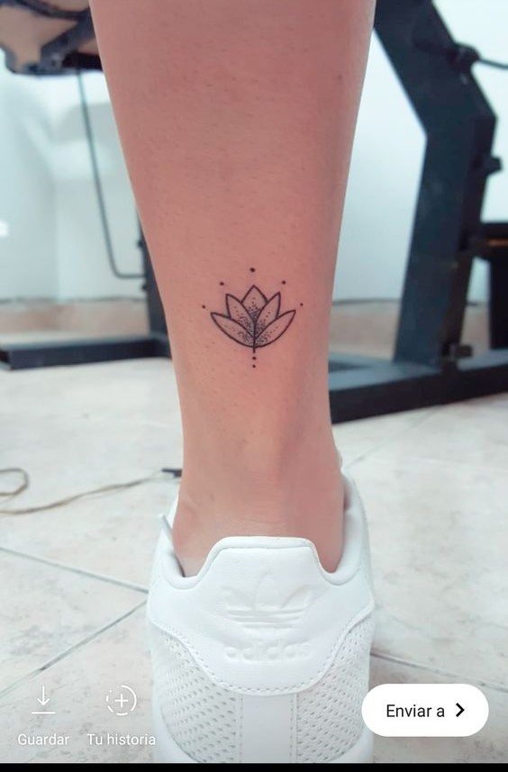 hình tattoo bông sen nhỏ xinh ở cổ chân