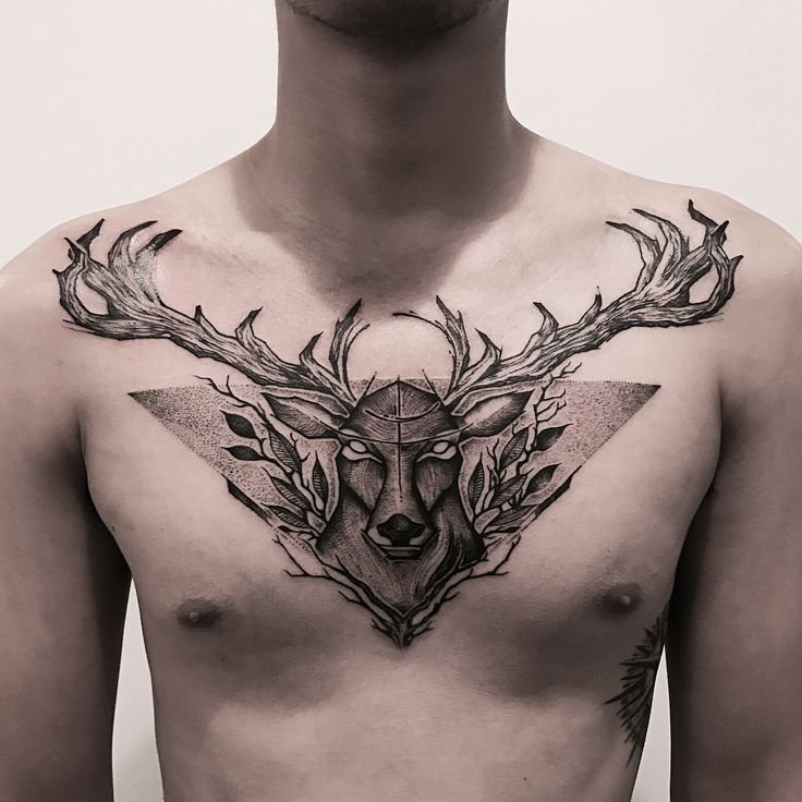 hình tattoo đầu hươu trên lồng ngực nam