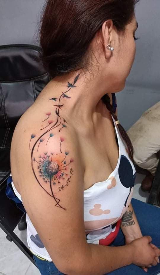 tattoo bồ công anh mini ở vai cho nữ