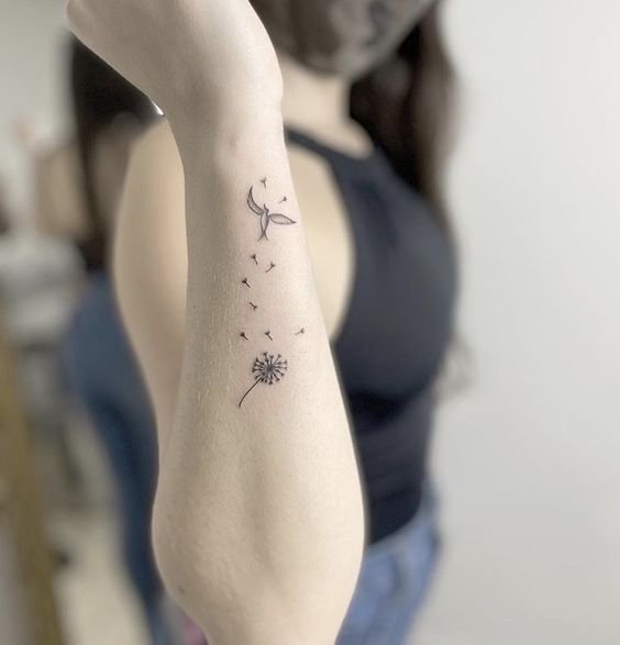 mẫu tattoo loài hoa mỏng manh ở cổ tay nữ cực đẹp