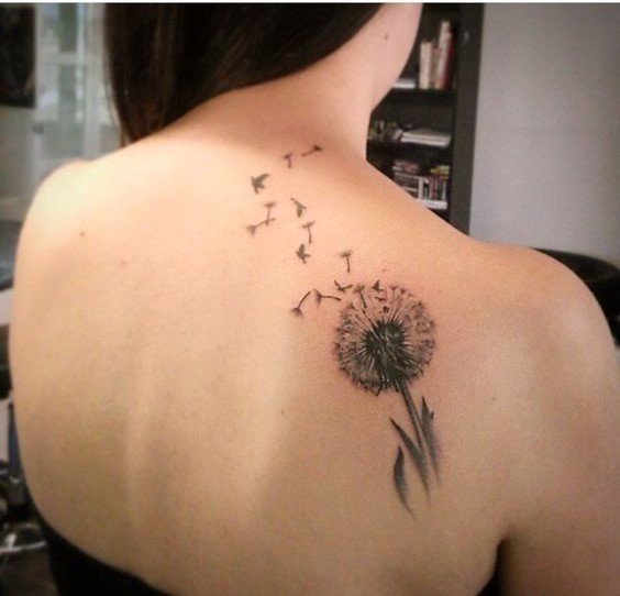 mẫu tattoo cánh hoa bay trong gió ở lưng cho nữ