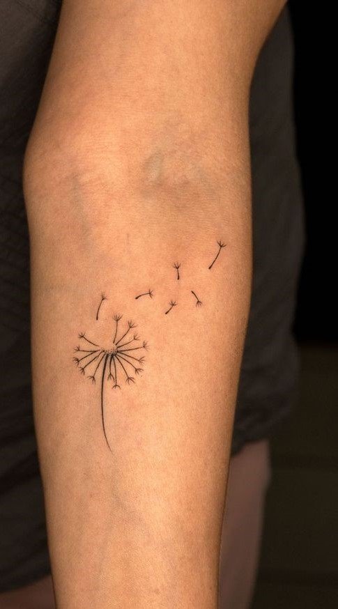 tattoo cánh hoa bay tự do ở tay đơn giản