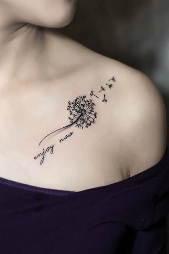 mẫu tattoo cánh hoa trong gió và chữ mini ở vai