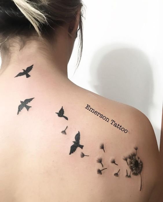 mẫu tattoo cánh hoa trong gió mini sau vai