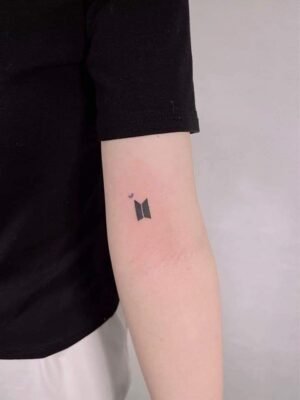 khách nữ xăm logo bts mini